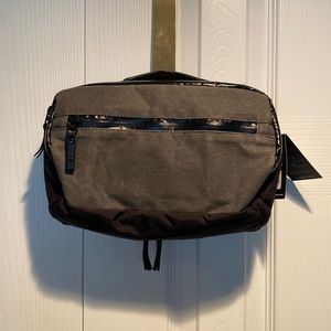 DadsFanny fanny pack/sling - NWT